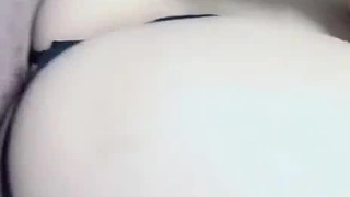 在她湿漉漉的阴部得到一个厚厚的阴茎