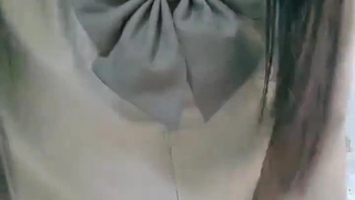 大胸部的妈妈涂上油并按摩