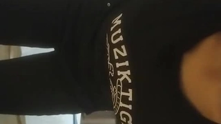 送货员带来了我的订单，我寻求他的帮助，但他却非常努力地操我。我真是个婊子！第 3 部分