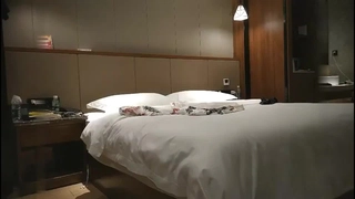 Arya Faye在车库里的惩罚少女