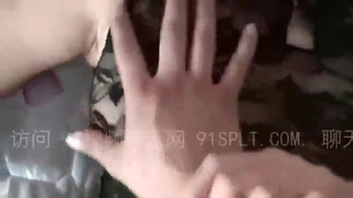 小胸部和透明内裤的宿舍美女