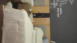 威盛电子和兄弟一人安排一个黑丝妹子