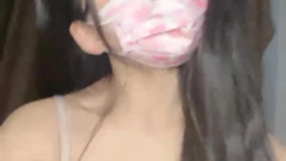 情侣在酒店房间里与美丽的棕发女郎享受激情性爱
