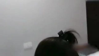 大学生在宿舍里骑着牛仔从后面狂野
