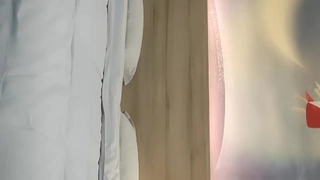 可爱的宝贝在她紧绷的肛门里接受大黑屌并被双重插入
