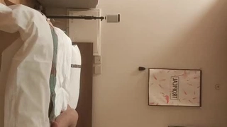 巨乳娘酒店粉絲一起啪啪,含著J8說話,發出滋滋的聲音,大奶被幹的一抖一抖