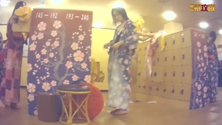 颜值不错的姑娘露脸精彩展示，舔弄假鸡巴的样子真骚，逼逼水多给逼毛都打湿了，道具抽插呻吟想要狼友大鸡巴第01集