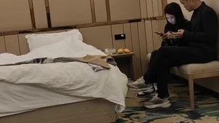 【一身黑衣甜美新人美女】和炮友大秀操逼，掏出大屌吸吮，自己扶着JB插入