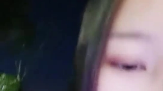 在一个漂亮的女孩的屁股和阴道上猛烈射精,达到高潮