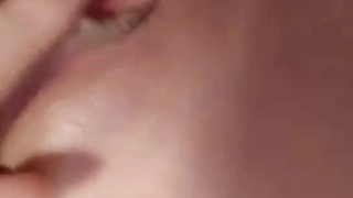 深圳极品嫩模小乳猪与两摄影师酒店3P啪啪