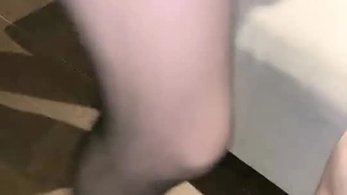 绿帽羞辱:妻子看着她的男人和另一个男人一起看她,很兴奋
