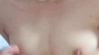小巧的业余荡妇享受激烈的性爱和深喉阴茎