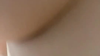 小个子金发女郎Maria接受了一根巨大的黑色阴茎