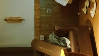 停车场的极品反差少女，只有绿帽让自己快乐，淫语！