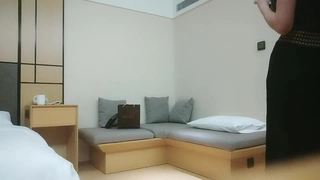 眼镜小妹和闺蜜浴室双人秀极品美臀假屌互插，跪在地上特写，越玩越来劲，两个妹子太骚了