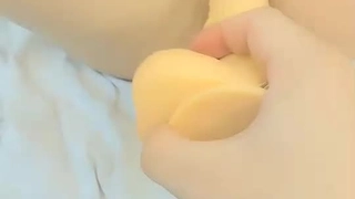 胖哥哥玩嫩妹子还有人在围观，跳蛋玩穴吃奶后入舔逼