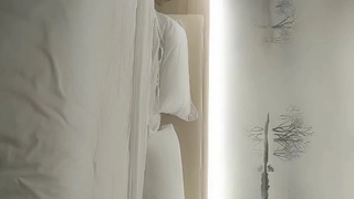 一个穿着丧服的寡妇，多次被姐夫利用丧夫的悲伤而内射。