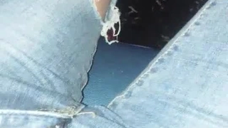 单纯漂亮的小美女被学长男友带到酒店洗澡时按着头口爆
