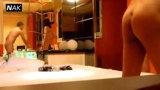 兴奋的少女Andi Rose和继母Caitlin Bell沉迷于禁忌的家庭乐趣