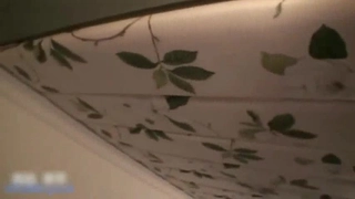 夫妻交换群聚会，两对夫妻酒店约炮淫乱4P还一边手机拍照留念